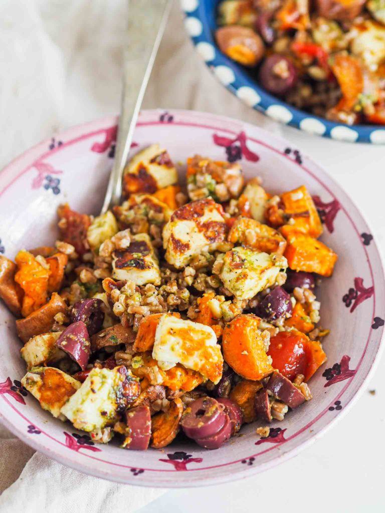 Halloumi salat med perlespelt