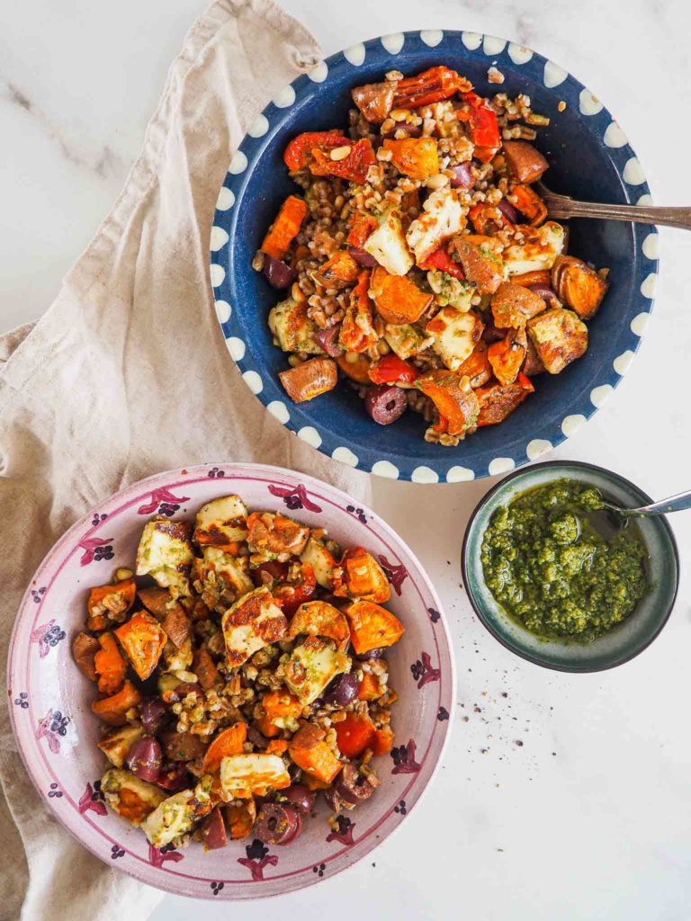 Halloumi salat med perlespelt