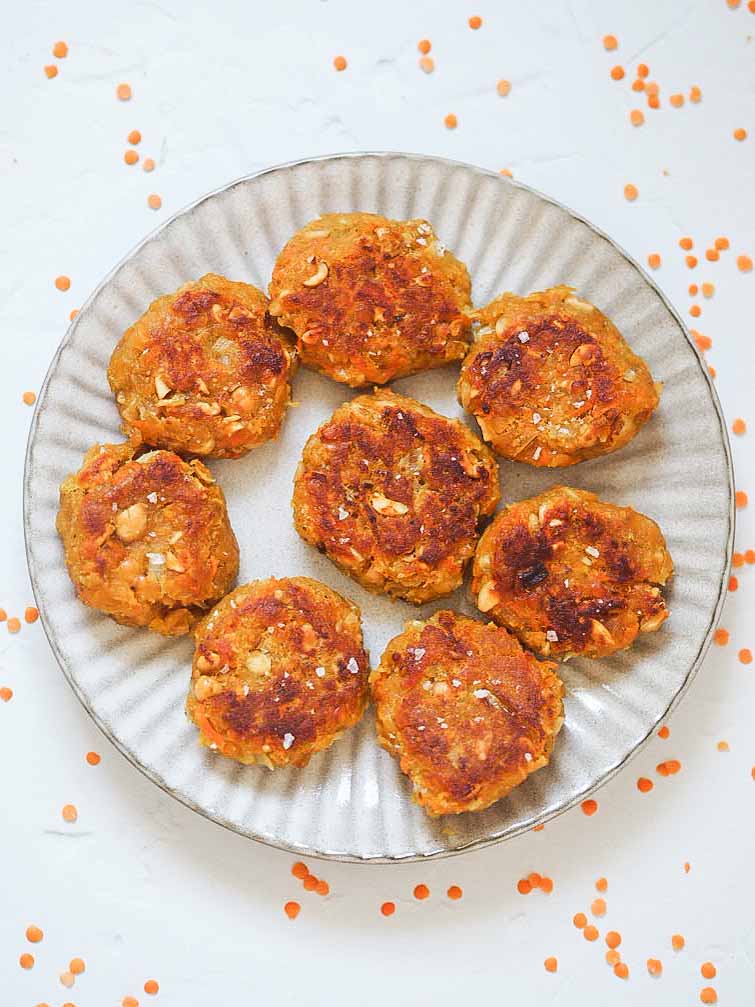 veganske frikadeller med røde linser og peanuts