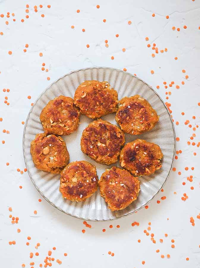 veganske frikadeller med røde linser og peanuts