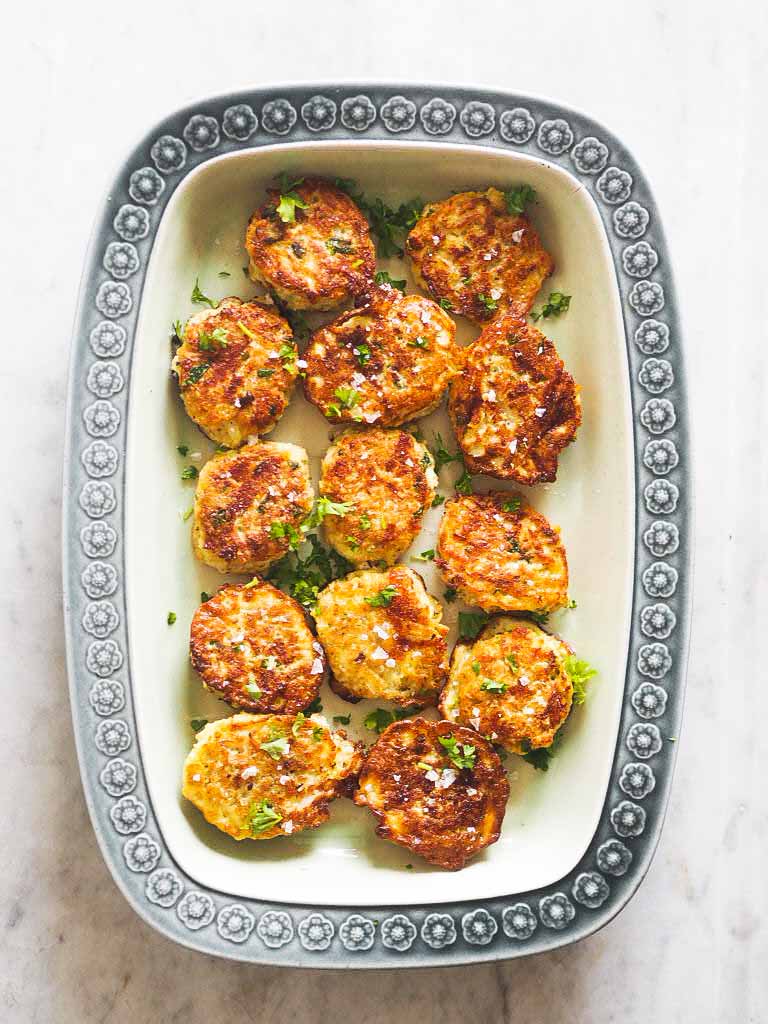 Vegetariske blomkålsfrikadeller i fad