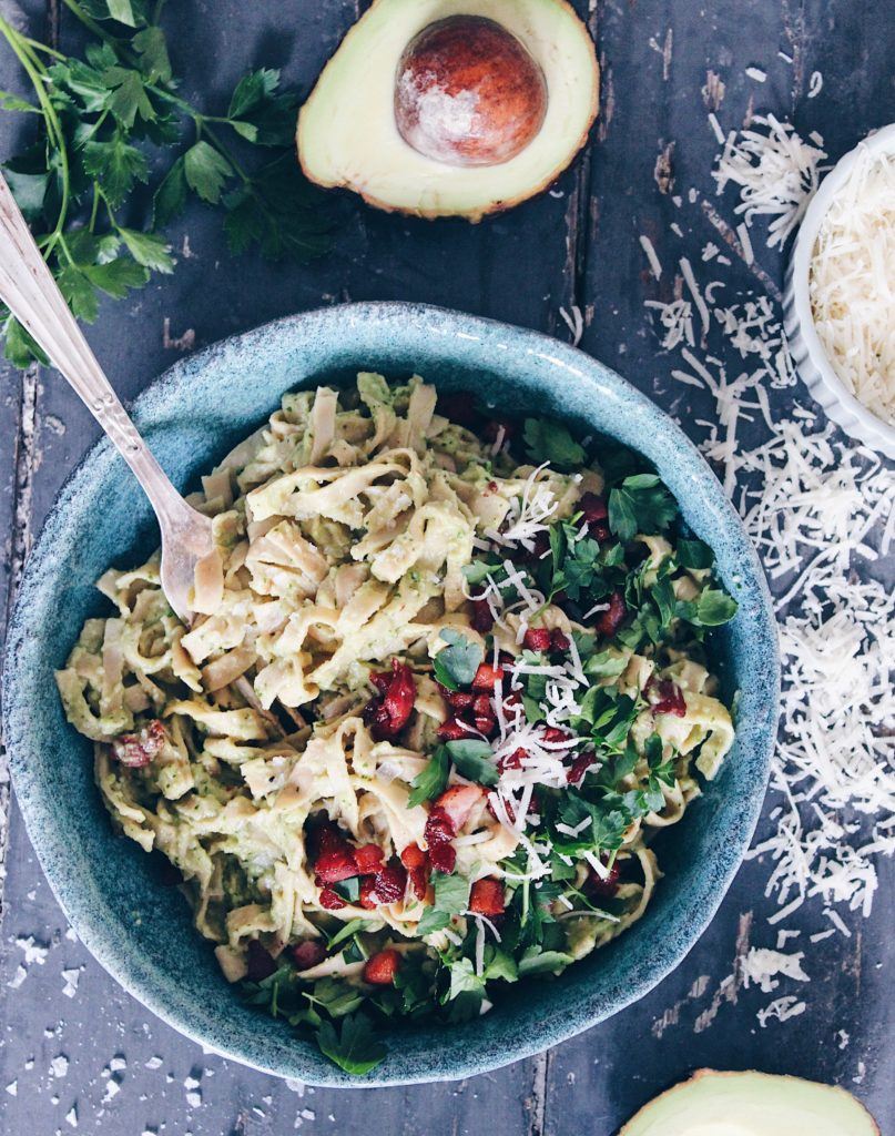 Sund spaghetti carbonara med avocado
