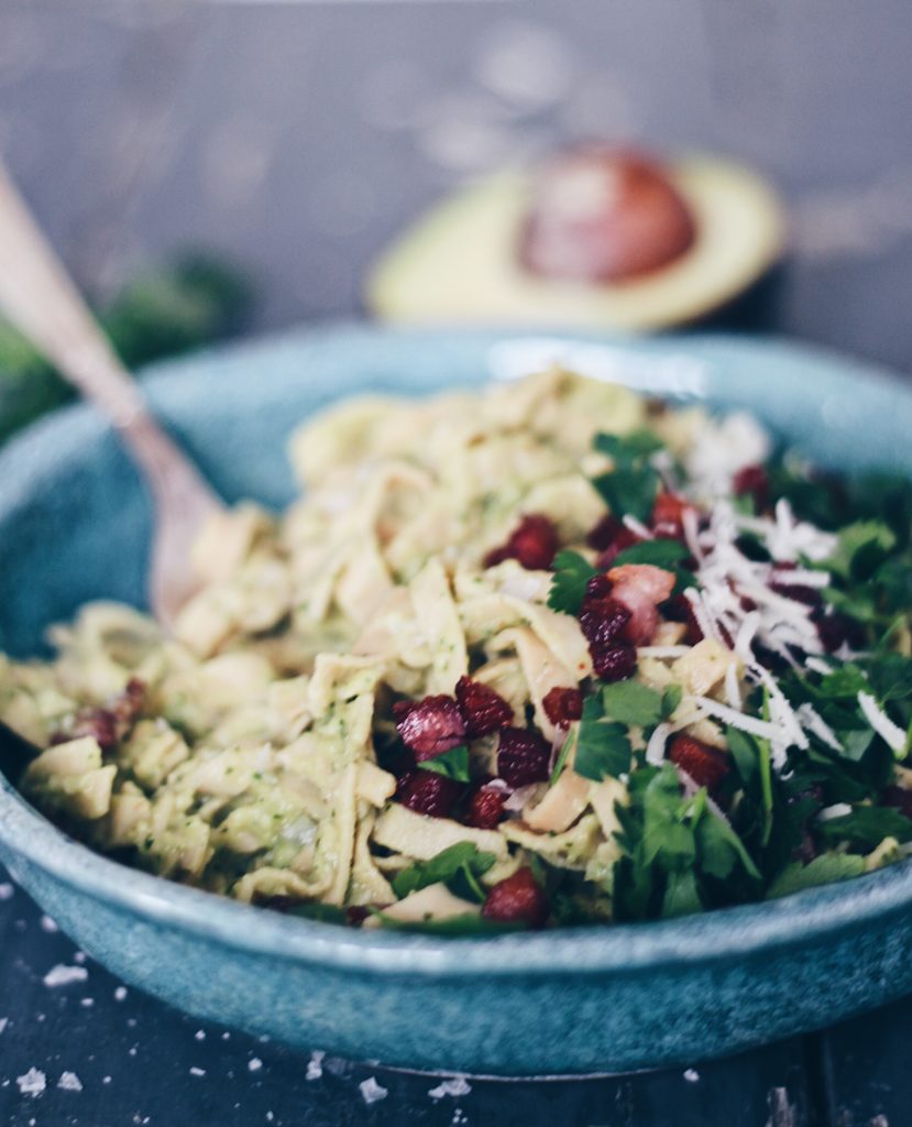 Sund spaghetti carbonara med avocado