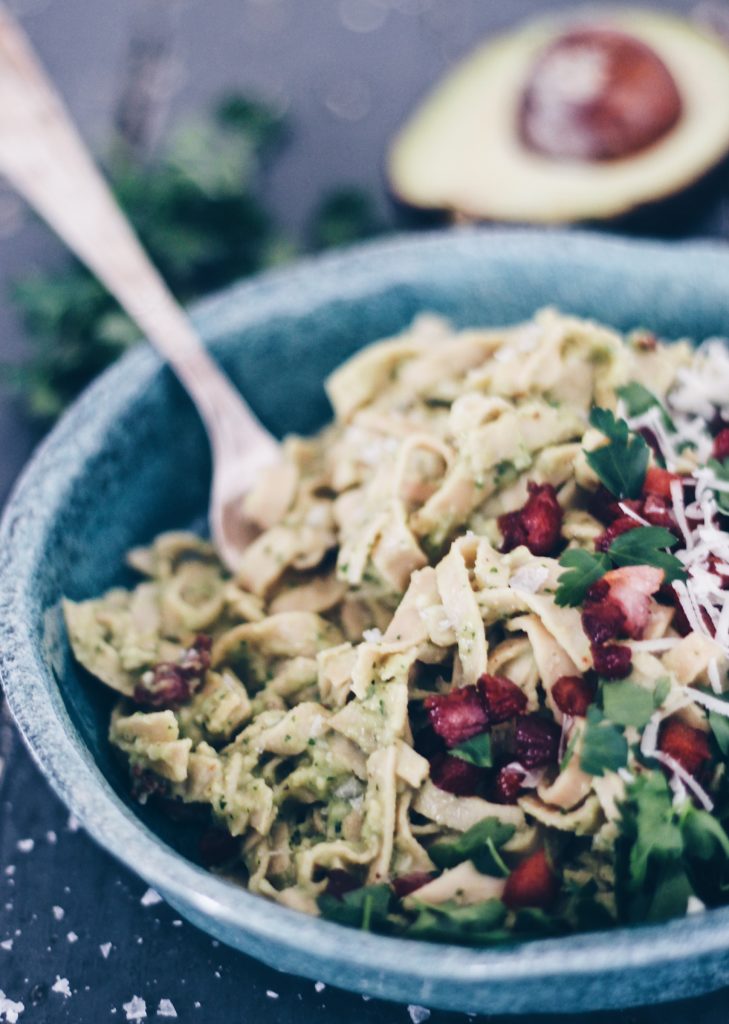 Sund spaghetti carbonara med avocado