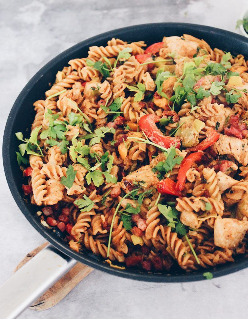 Pikant pasta med kylling og bacon