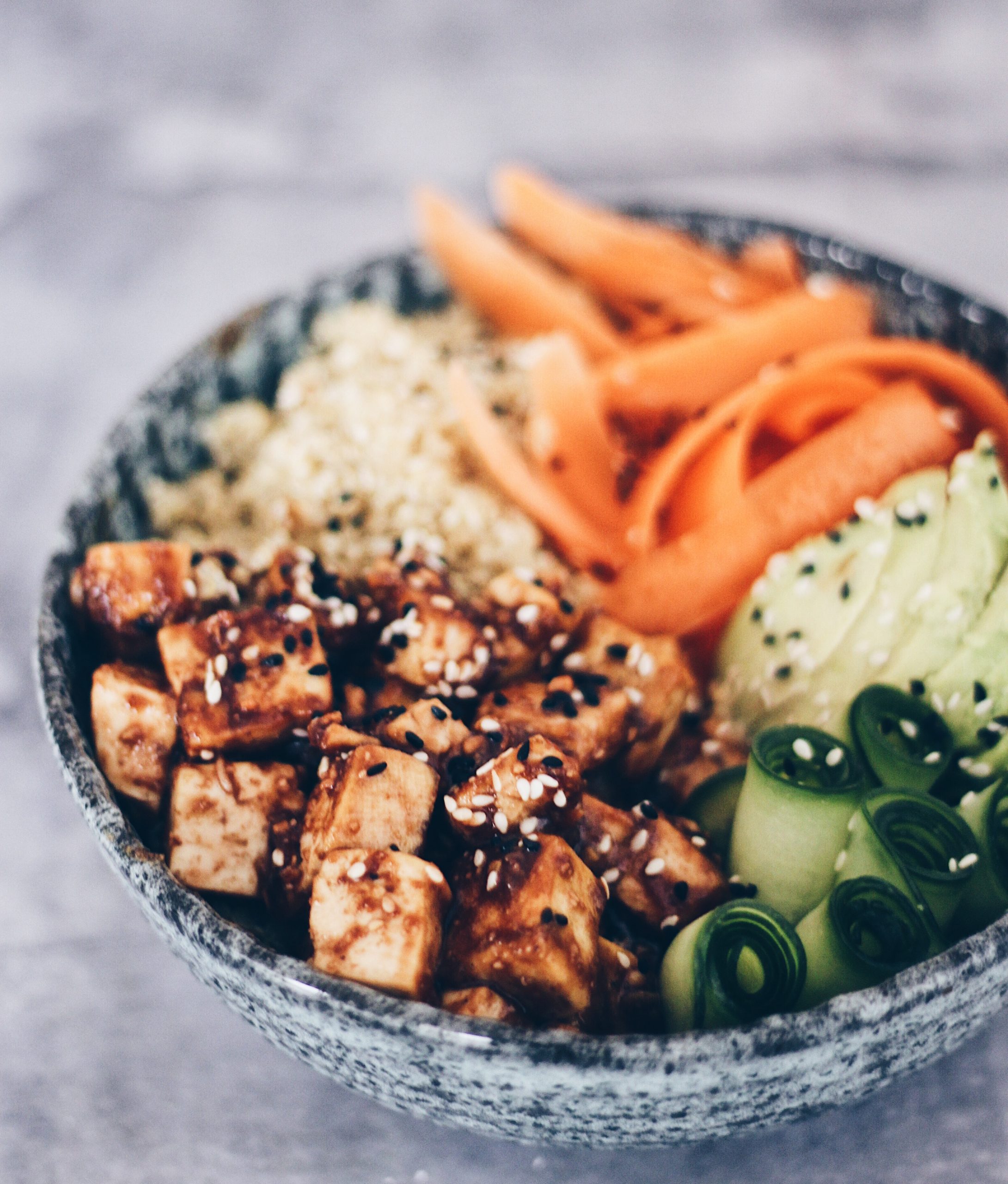 Vegansk buddha bowl med peanutbutter tofu