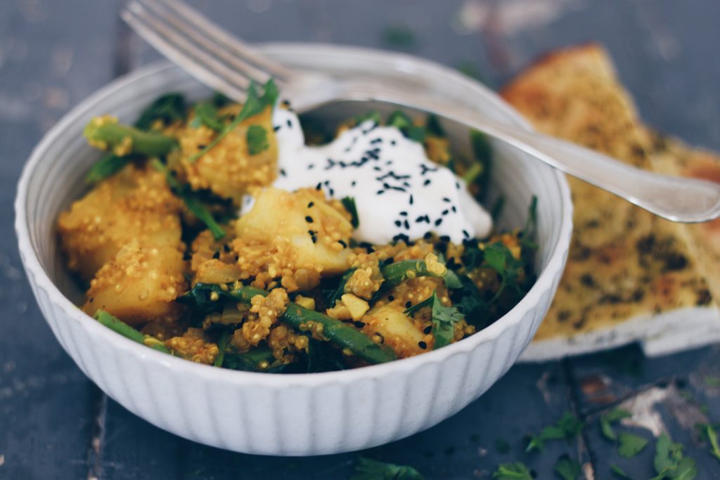 Curry med quinoa og kartofler