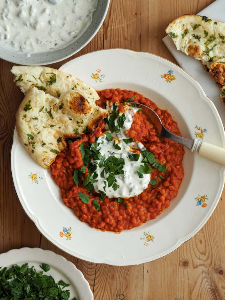 indisk dahl med kokosmælk og raita