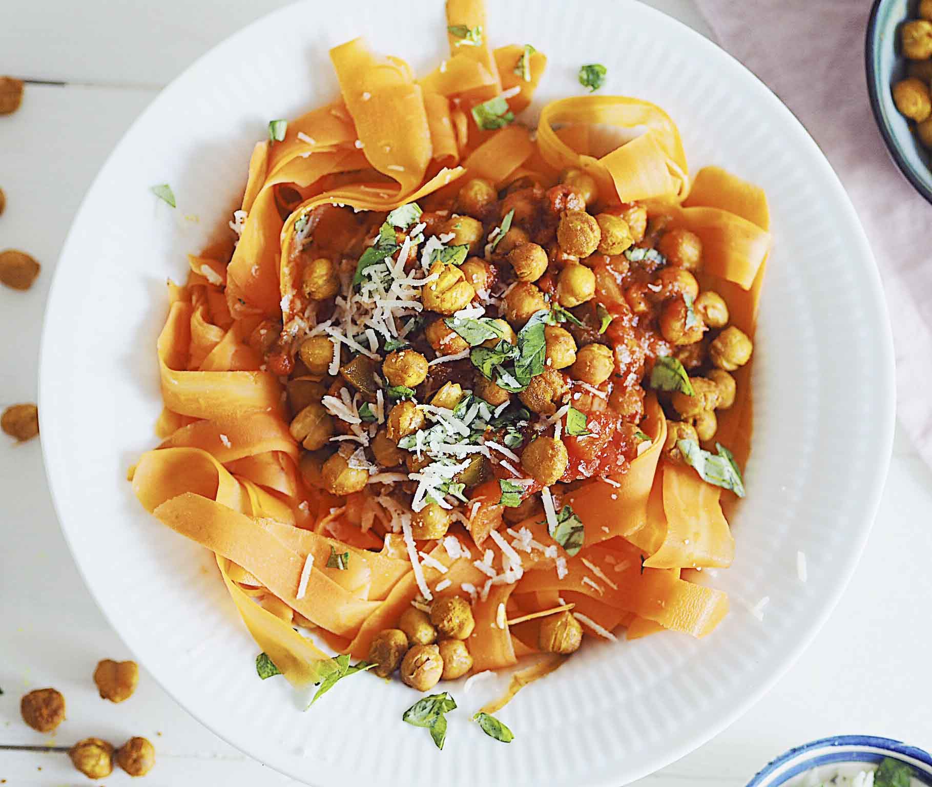 Kikærte bolo med gulerodsspaghetti
