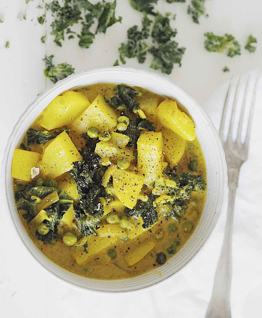 Curry med kartofler og ærter