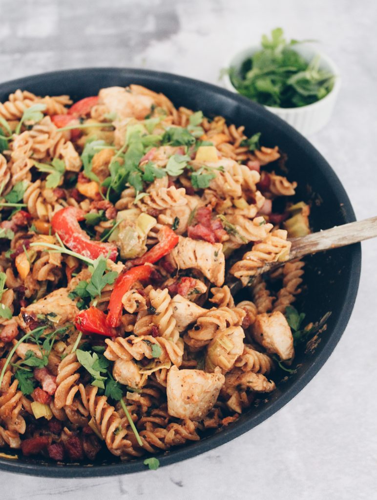 Pikant pasta med kylling og bacon