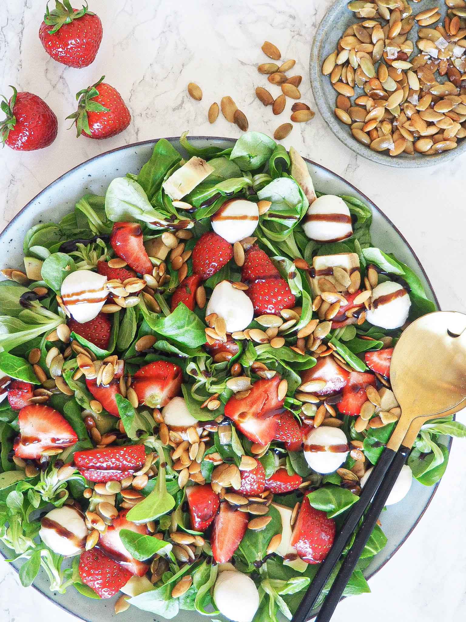 Jordbærsalat med mozzarella og ristede græskarkerner