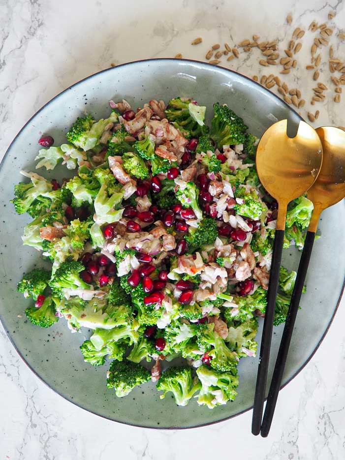 Broccolisalat med bacon og granatæble