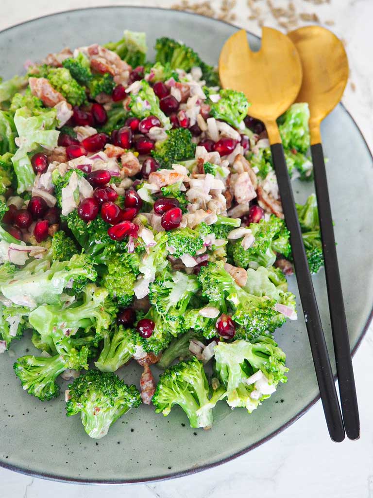 Broccolisalat med bacon og granatæble