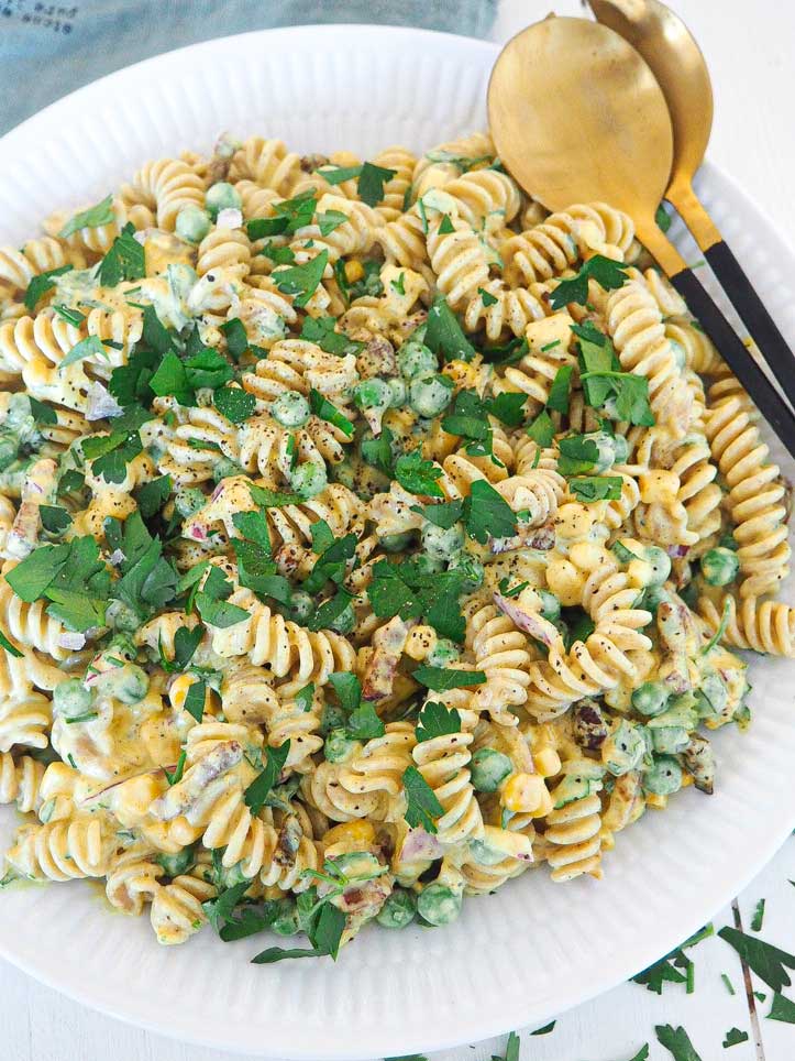 Pastasalat med karrydressing og bacon