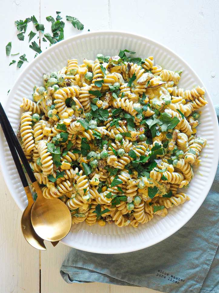 Pastasalat med karrydressing