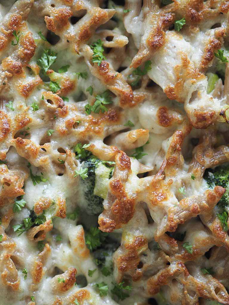 Forøge bruge Lydighed Pasta i fad med mornaysovs, kylling, broccoli og porrer