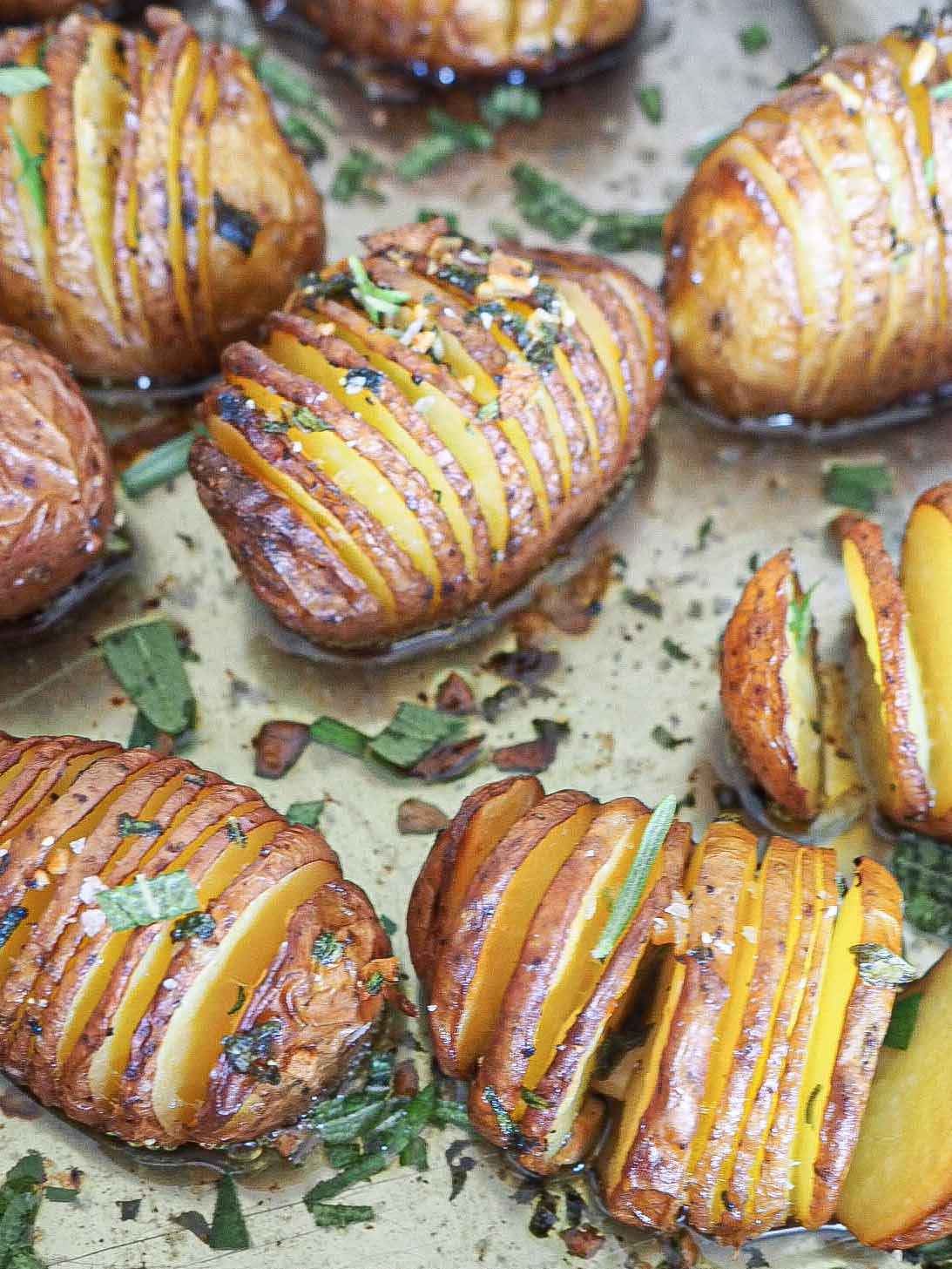 Hasselback Kartofler Med Smor Hvidlog Og Rosmarin