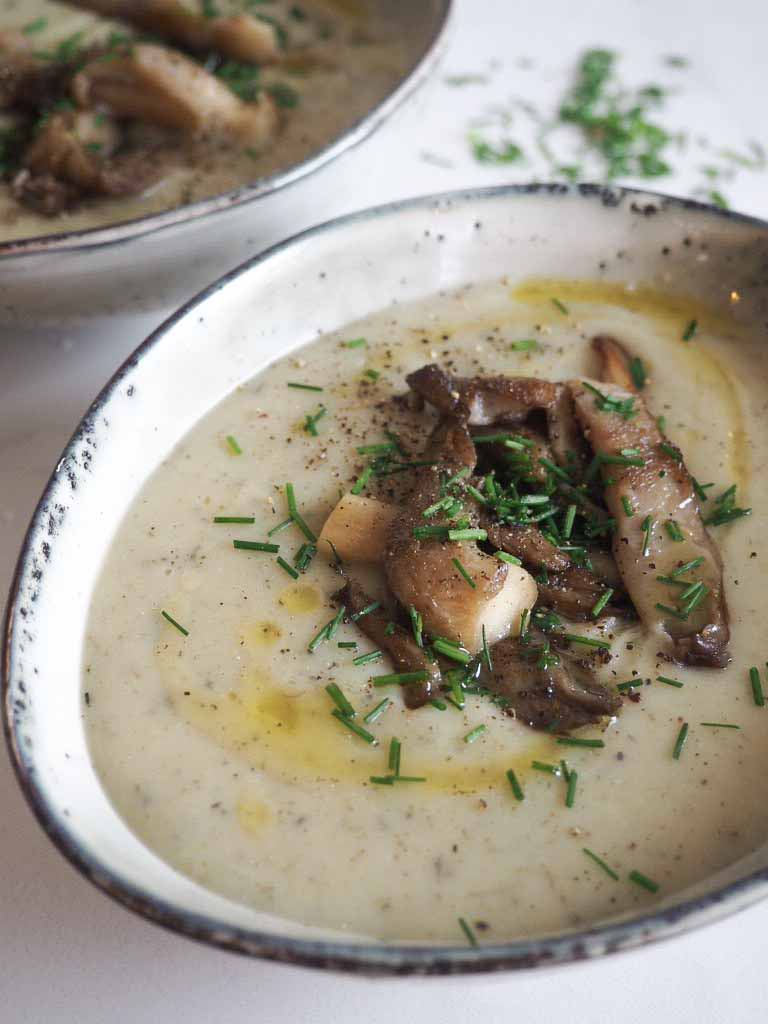 Jordskokkesuppe med østershatte