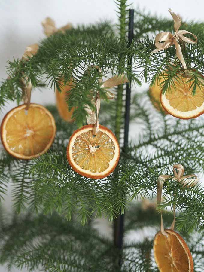 Hjemmelavet julepynt af tørrede appelsiner
