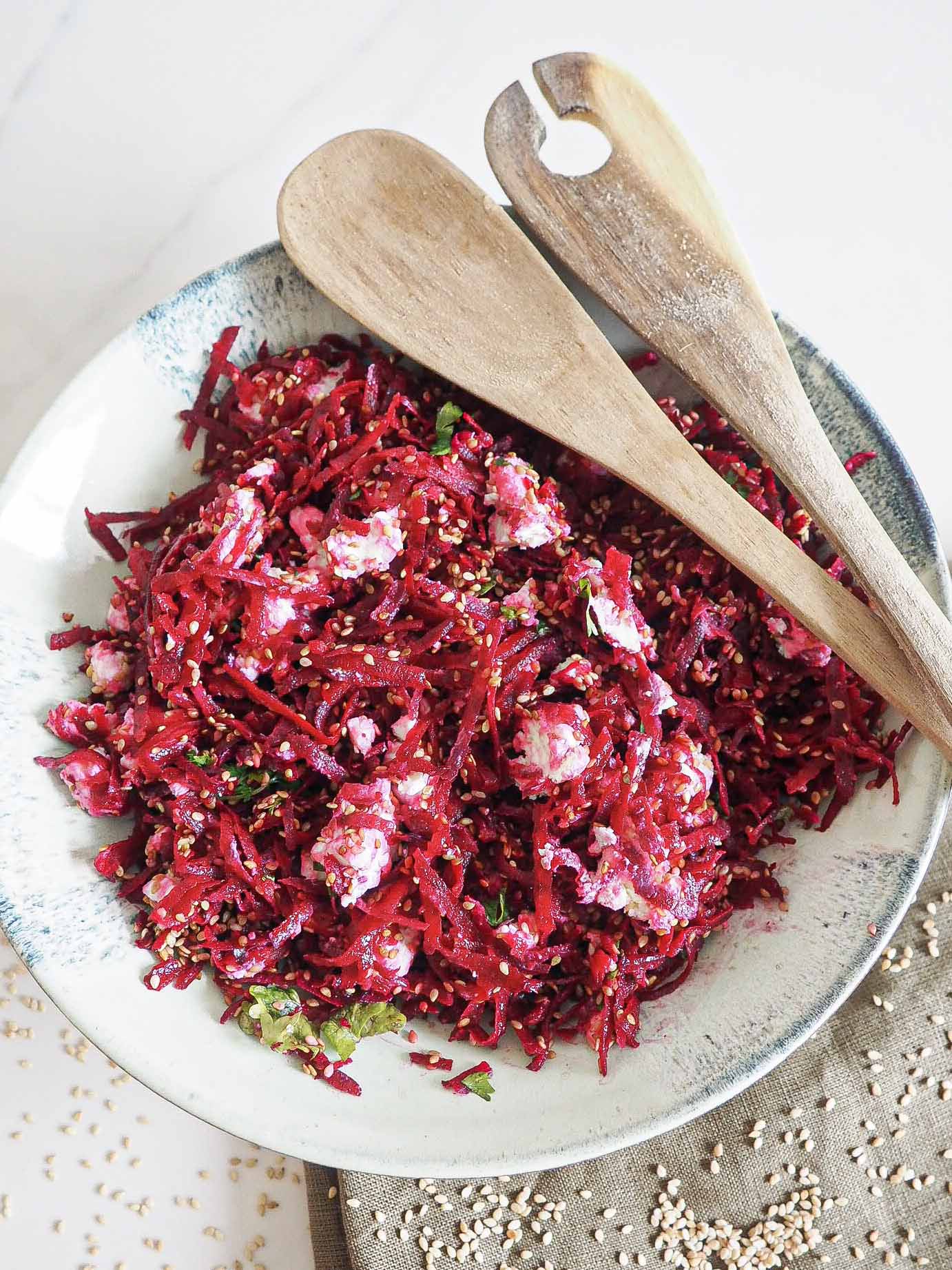 Rødbedesalat med feta og sesam