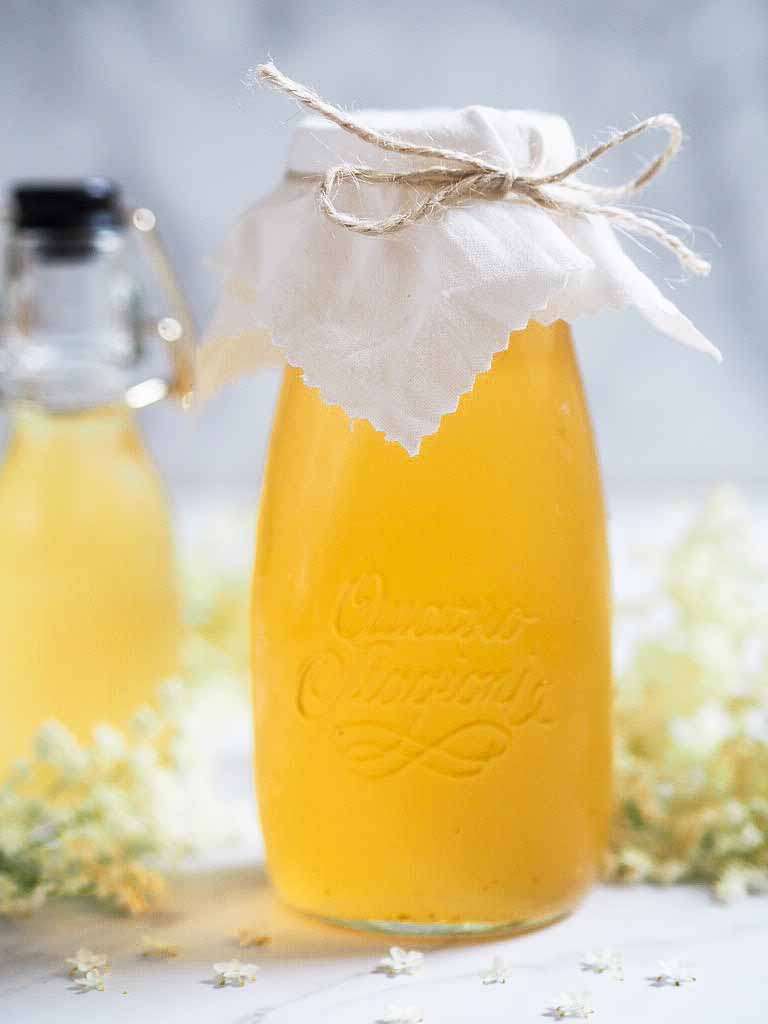 hjemmelavet hyldeblomstsaft med citron