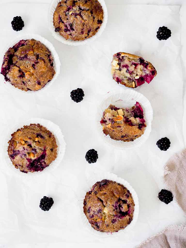 Brombærmuffins med hvid chokolade