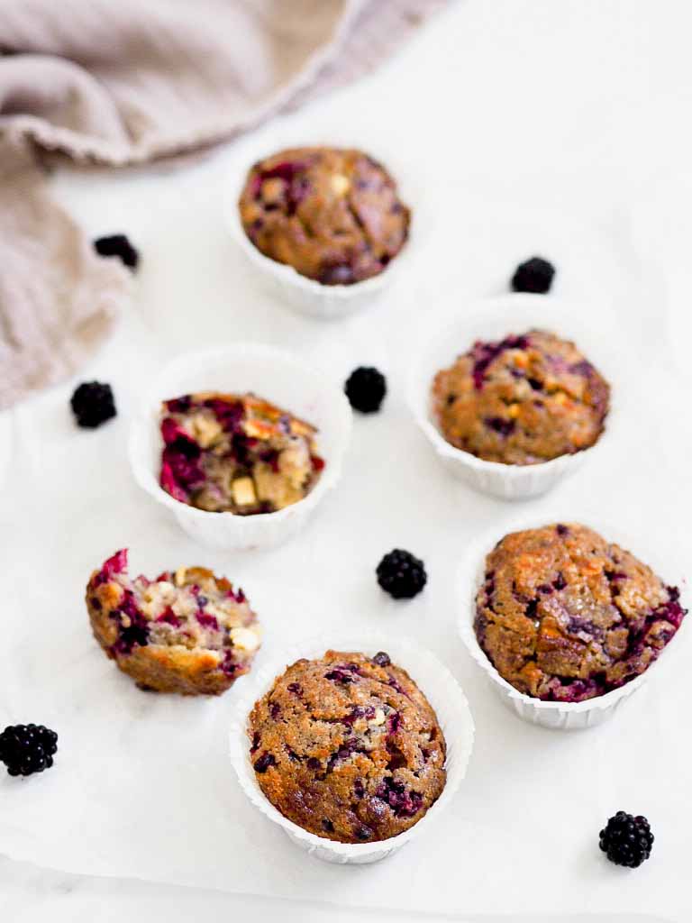 Brombærmuffins med hvid chokolade