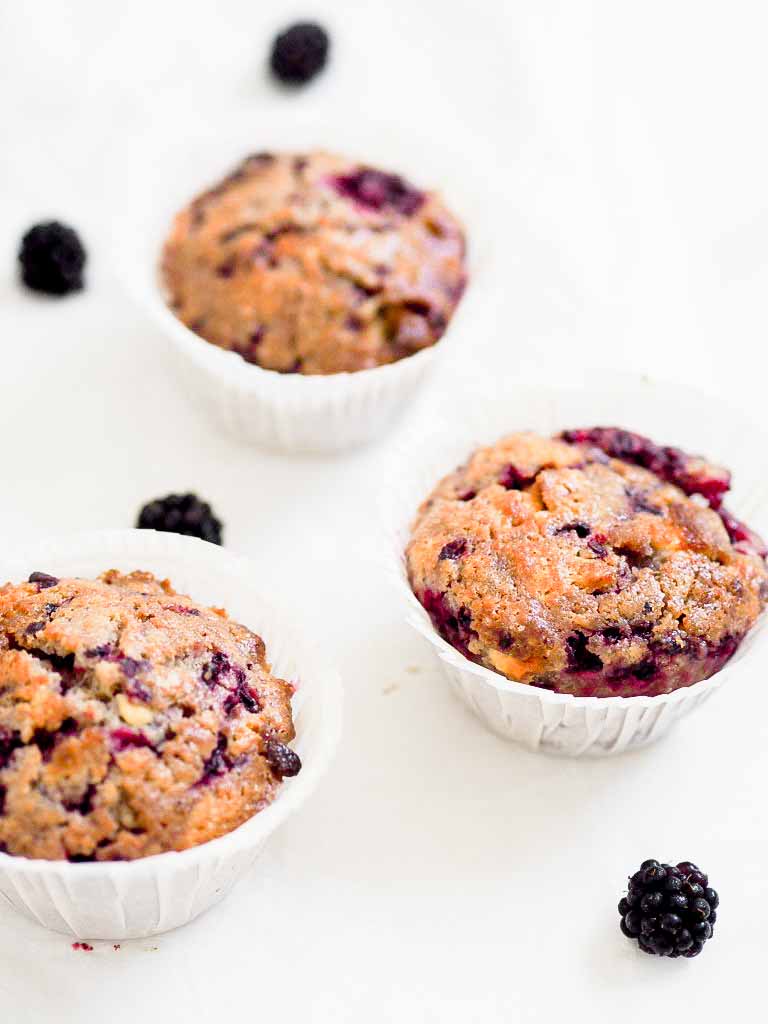 Brombærmuffins med hvid chokolade