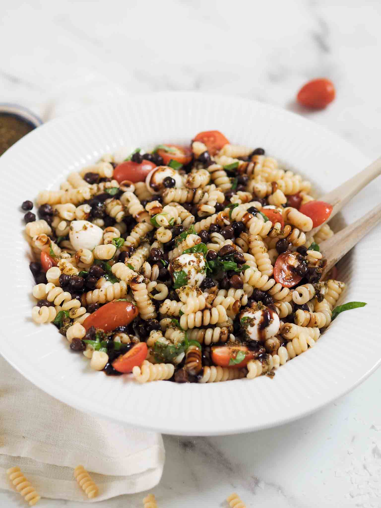 Caprese pastasalat med kikærter