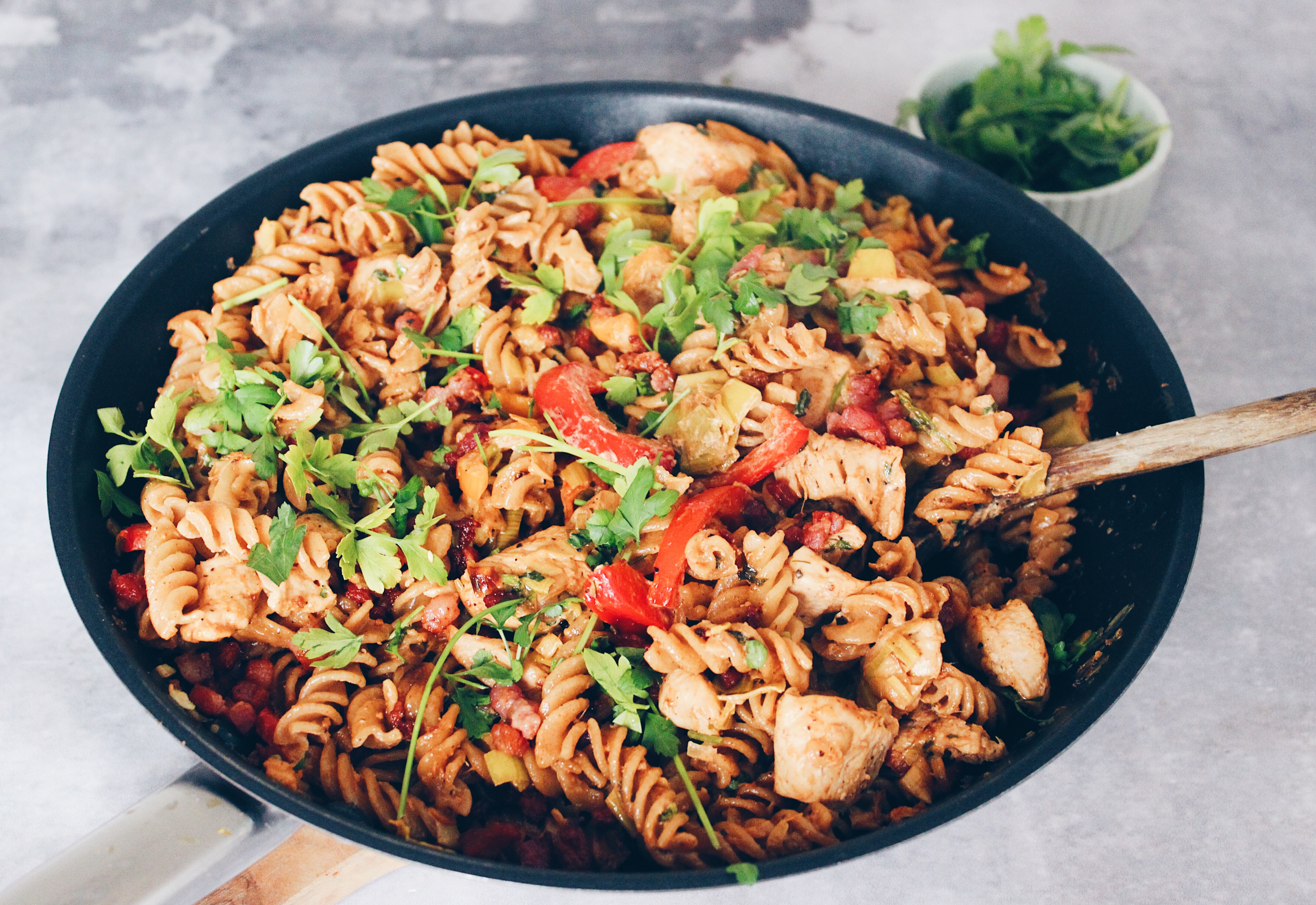 Pikant pasta med kylling og bacon