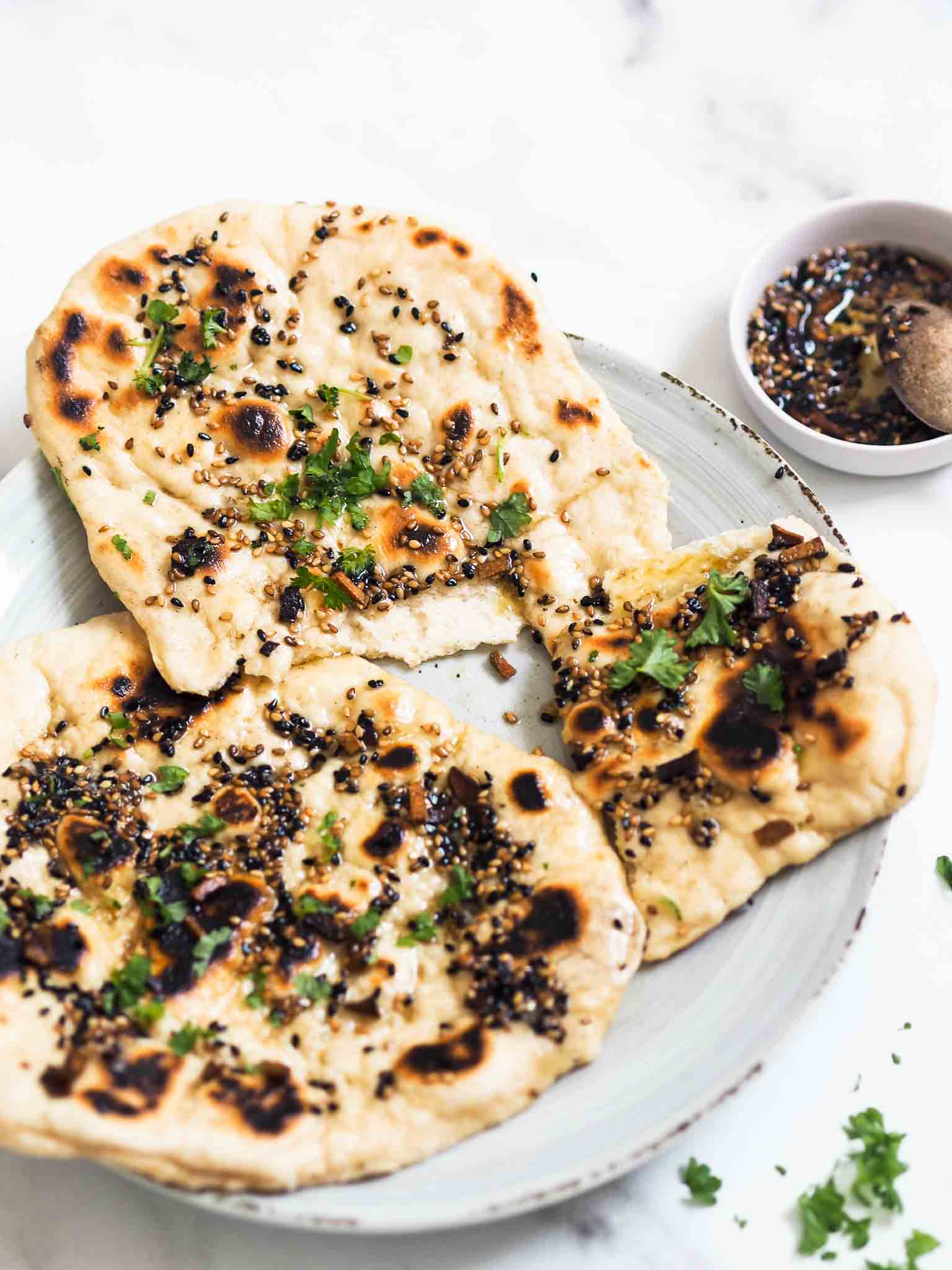 Nemme pandebrød med hvidløg, sesam og nigellafrø