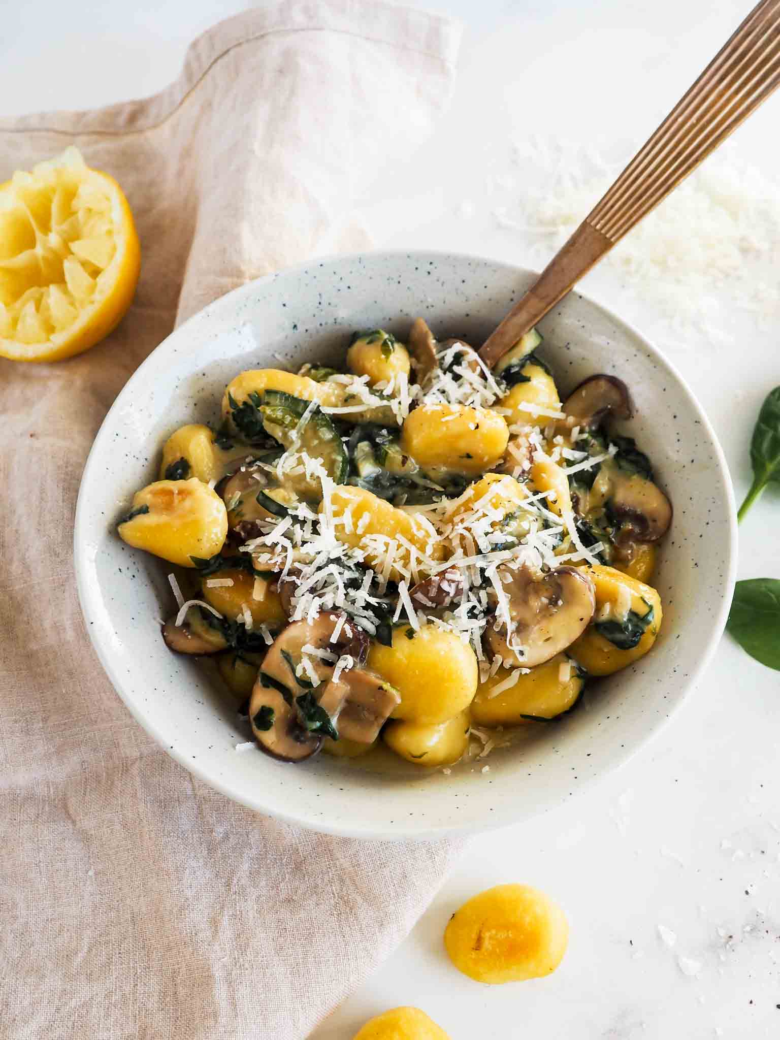 Gnocchi med svampe og spinat i en cremet sovs
