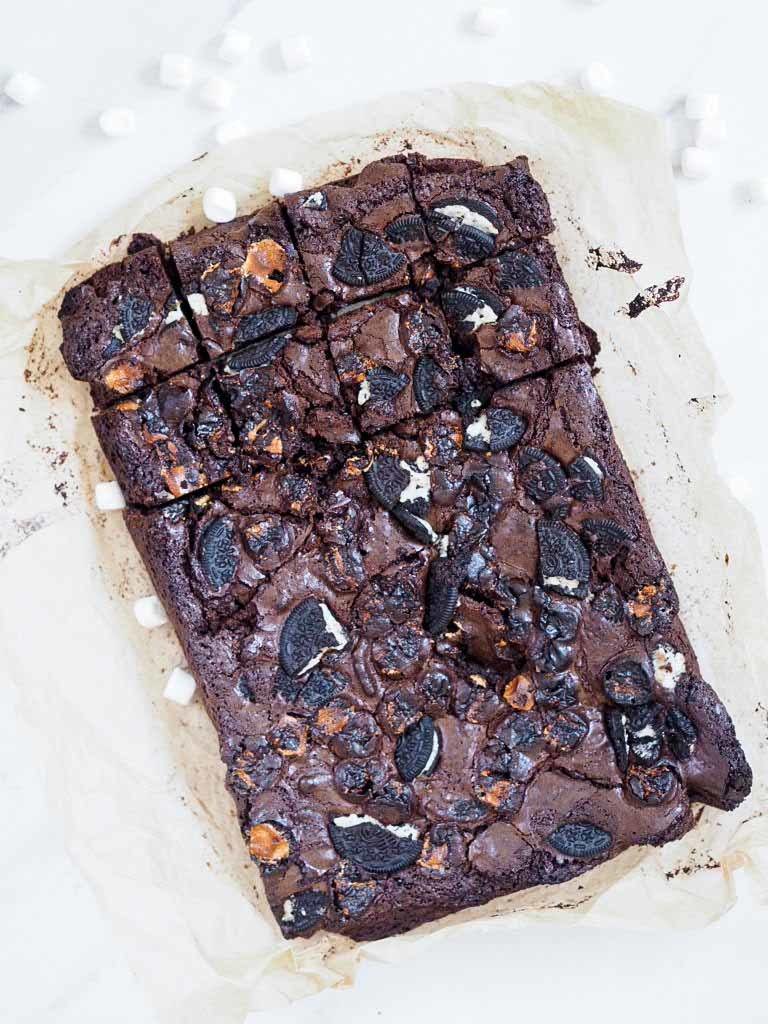 Svampet brownie med oreos og skumfiduser