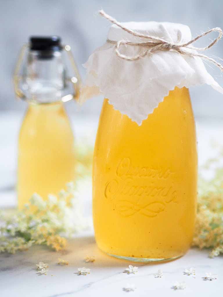 hjemmelavet hyldeblomstsaft med citron