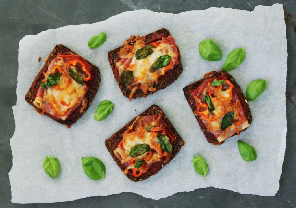 Opskrift: Rugbrødspizza på 10 minnutter 2 photo pizza1_zpspku8snrm.jpg