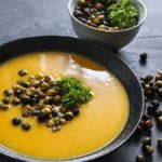 Butternut squash suppe med ristede spirulina kikærter 1