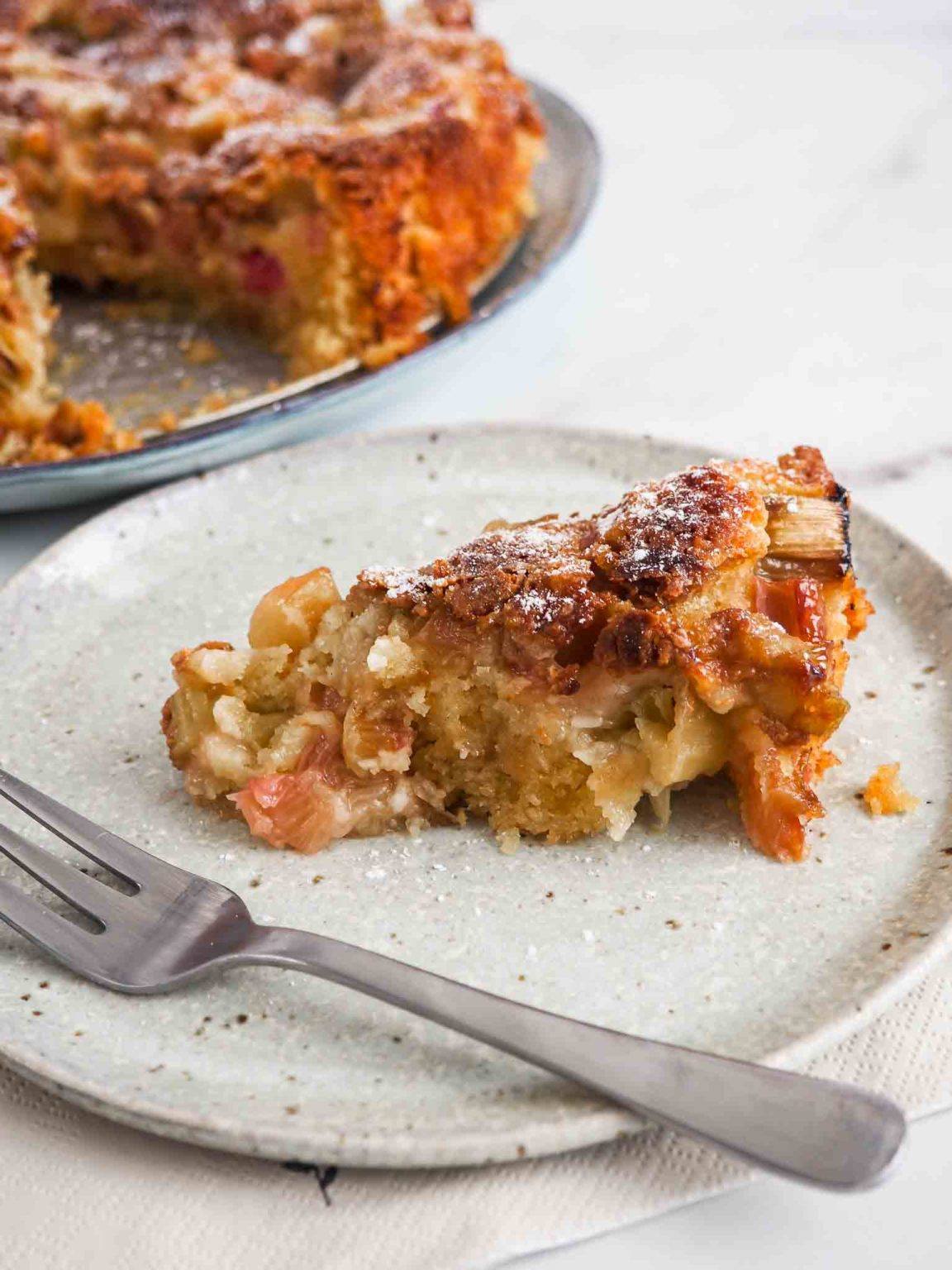 Rabarberkage med kokos og hvid chokolade nem og lækker kage