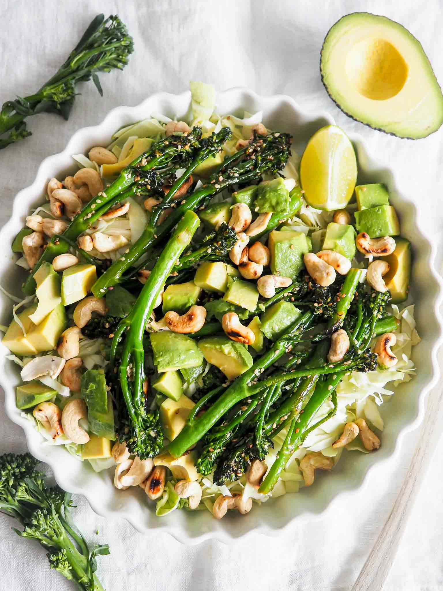 Nem Salat med spidskål og avocado