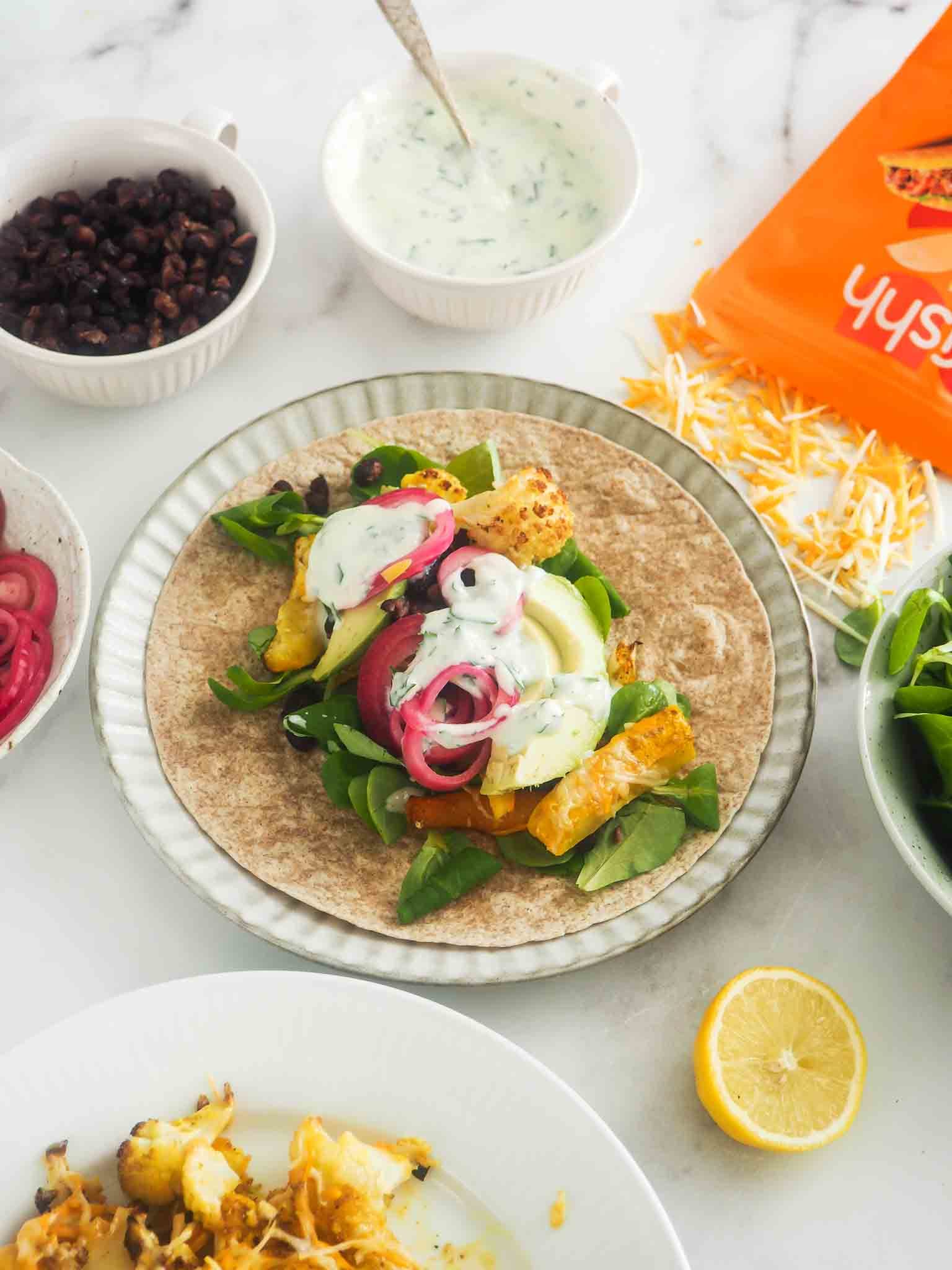 Vegetar tortilla med bagte grøntsager
