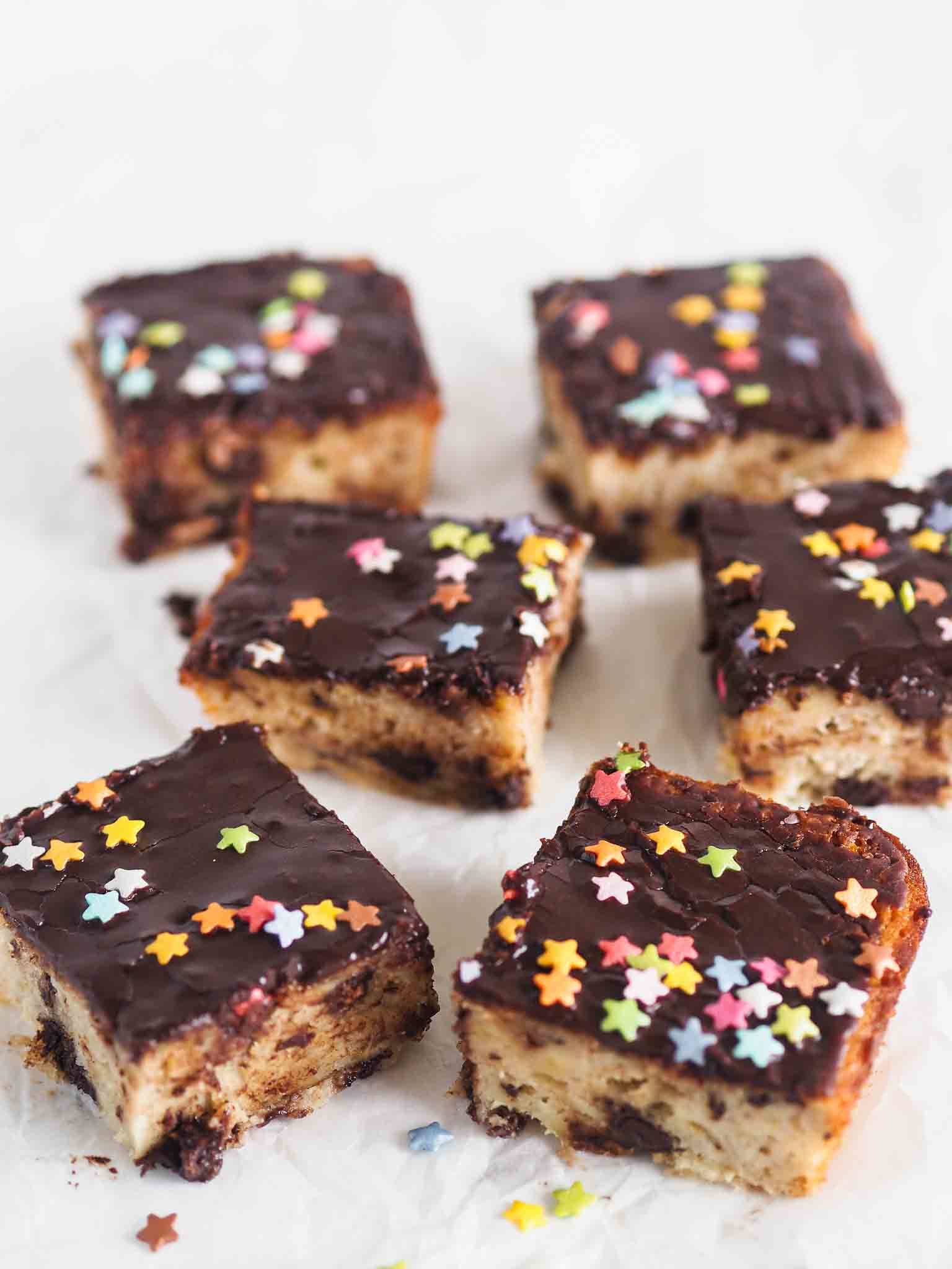 Banankage i bradepande med chokolade