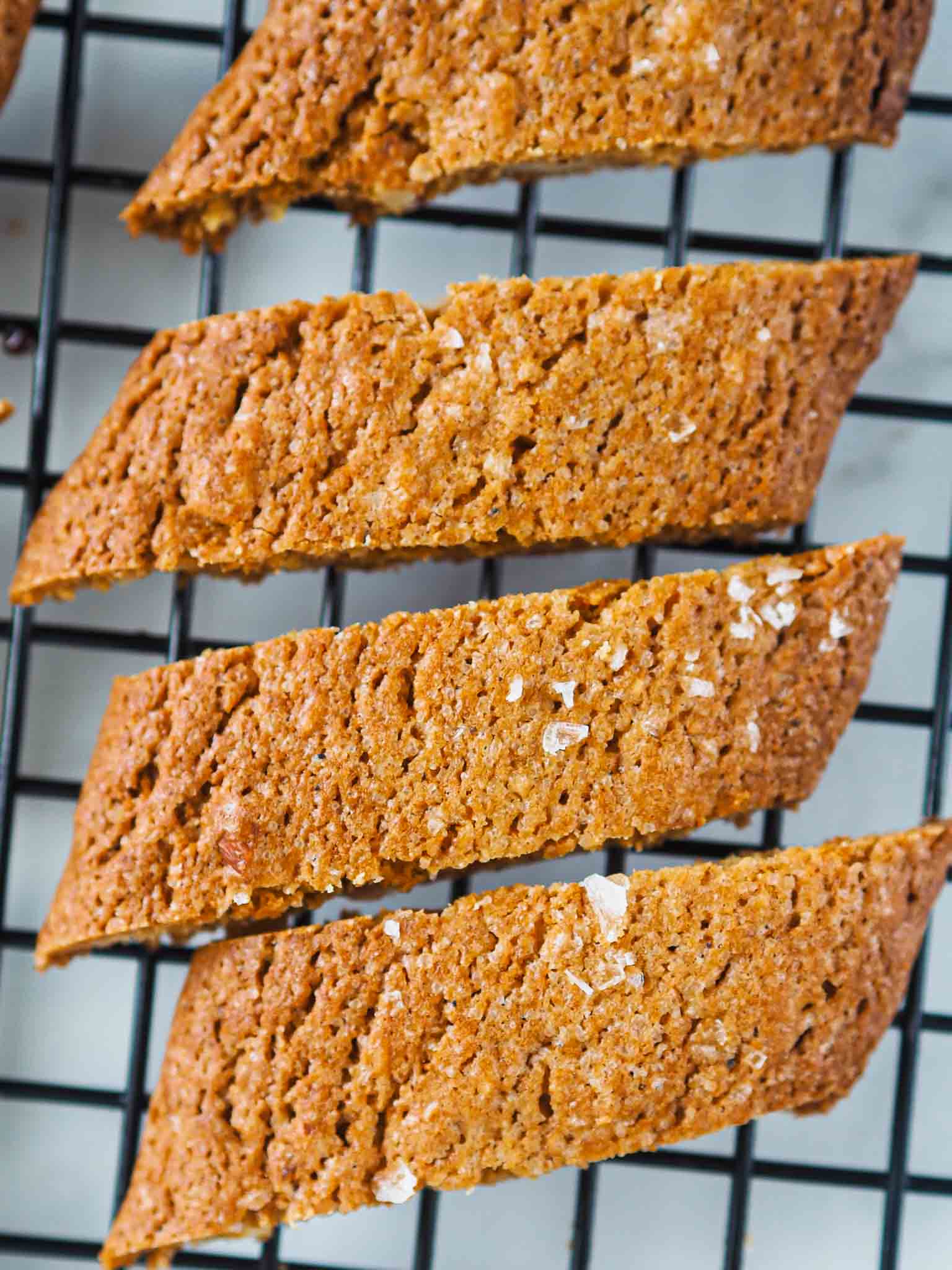 Ingefærsmåkager med mandler og flagesalt