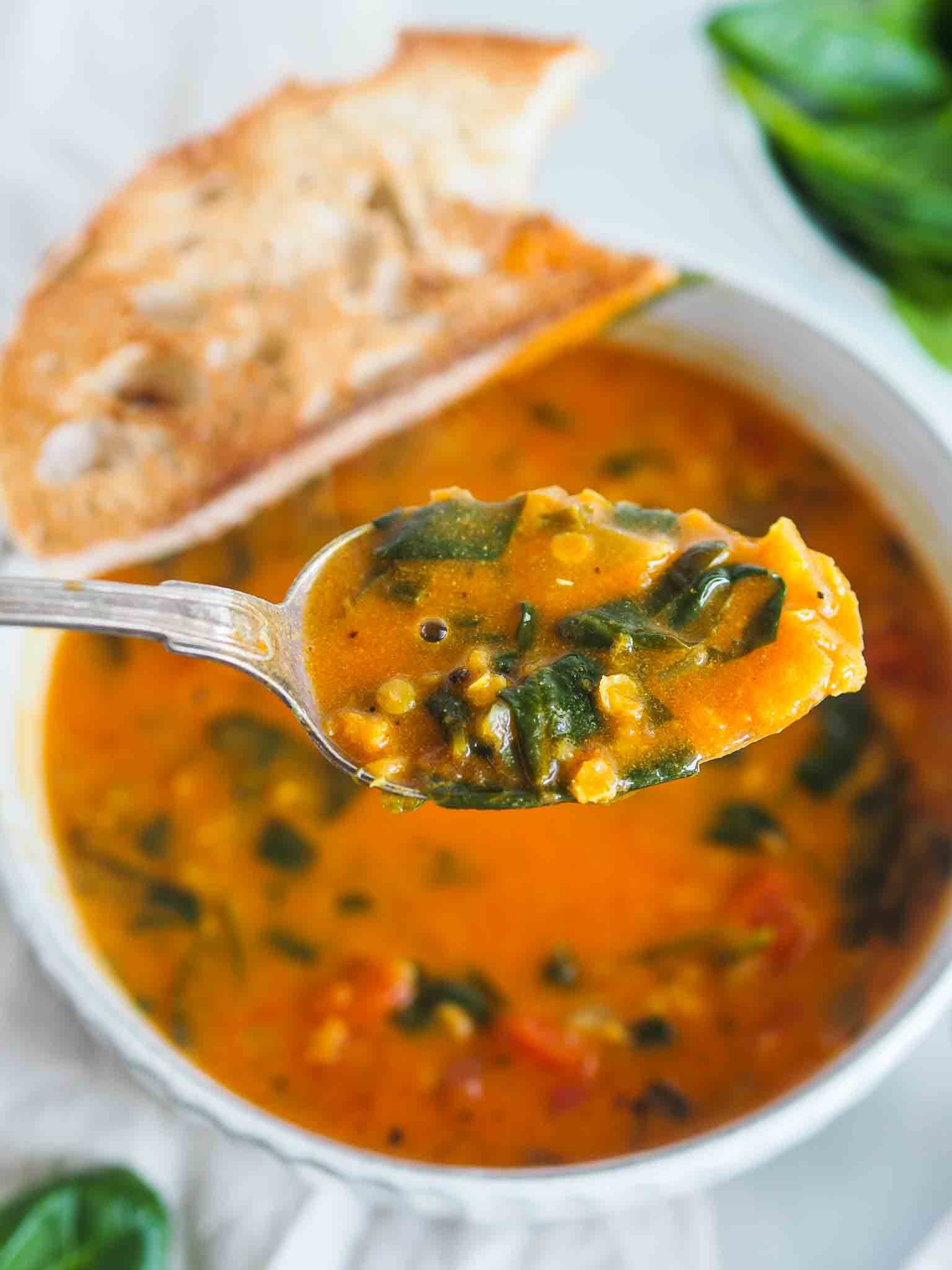 Linsesuppe med kokosmælk og spinat