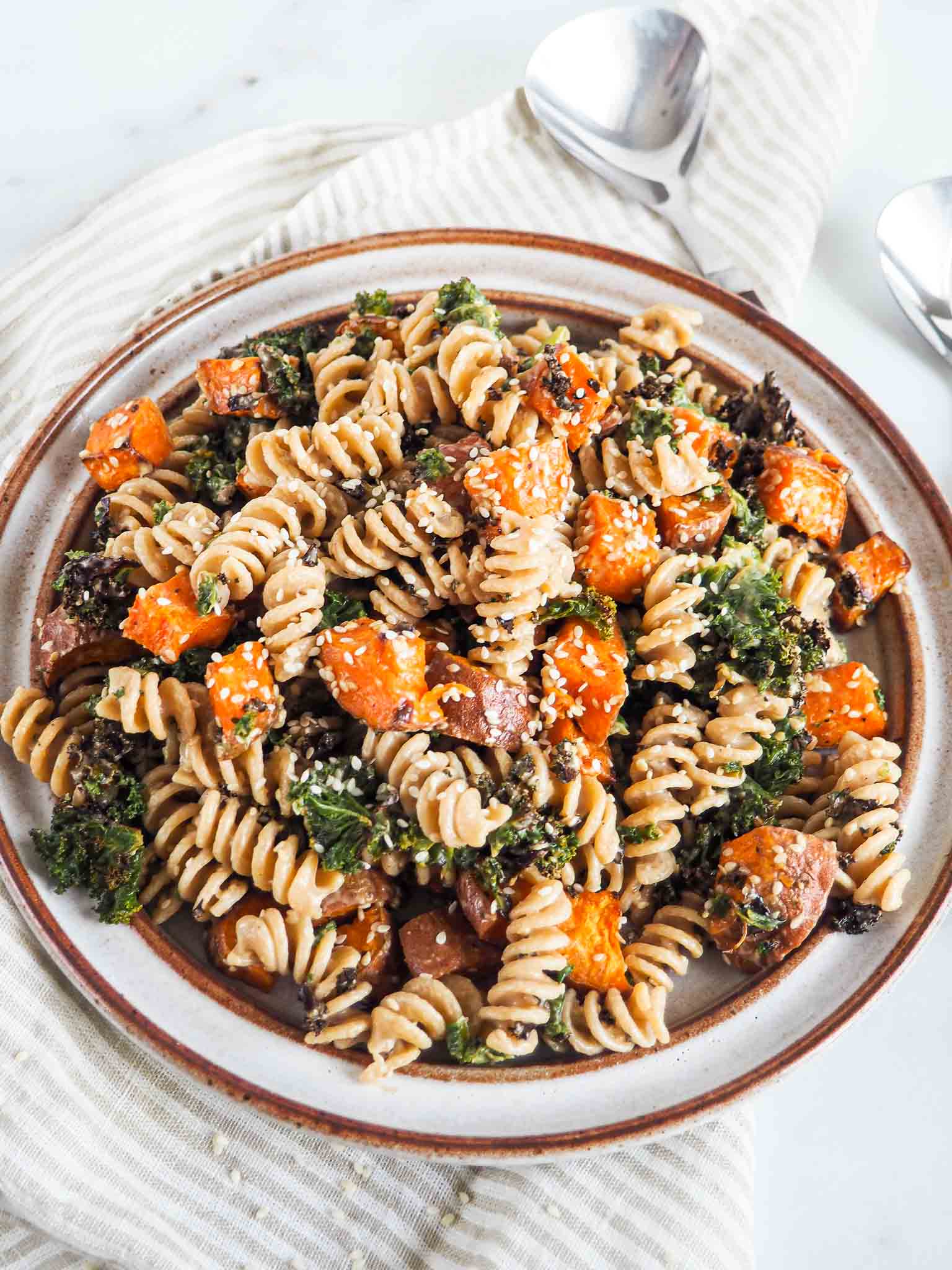 Vegetarisk pastasalat med grønkål, søde kartofler og tahindressing