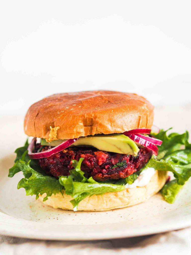 vegetarisk burger med rødbedebøf