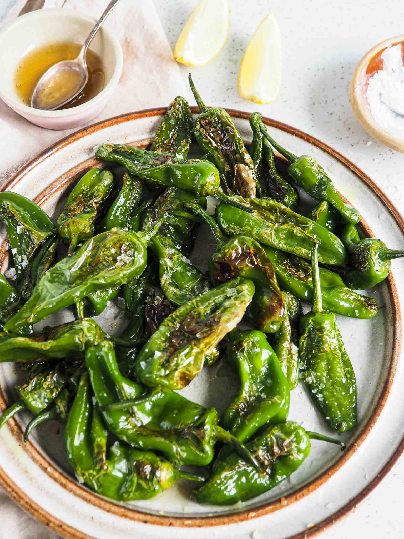 Stegte padron pebre med flagesalt, citron og honning