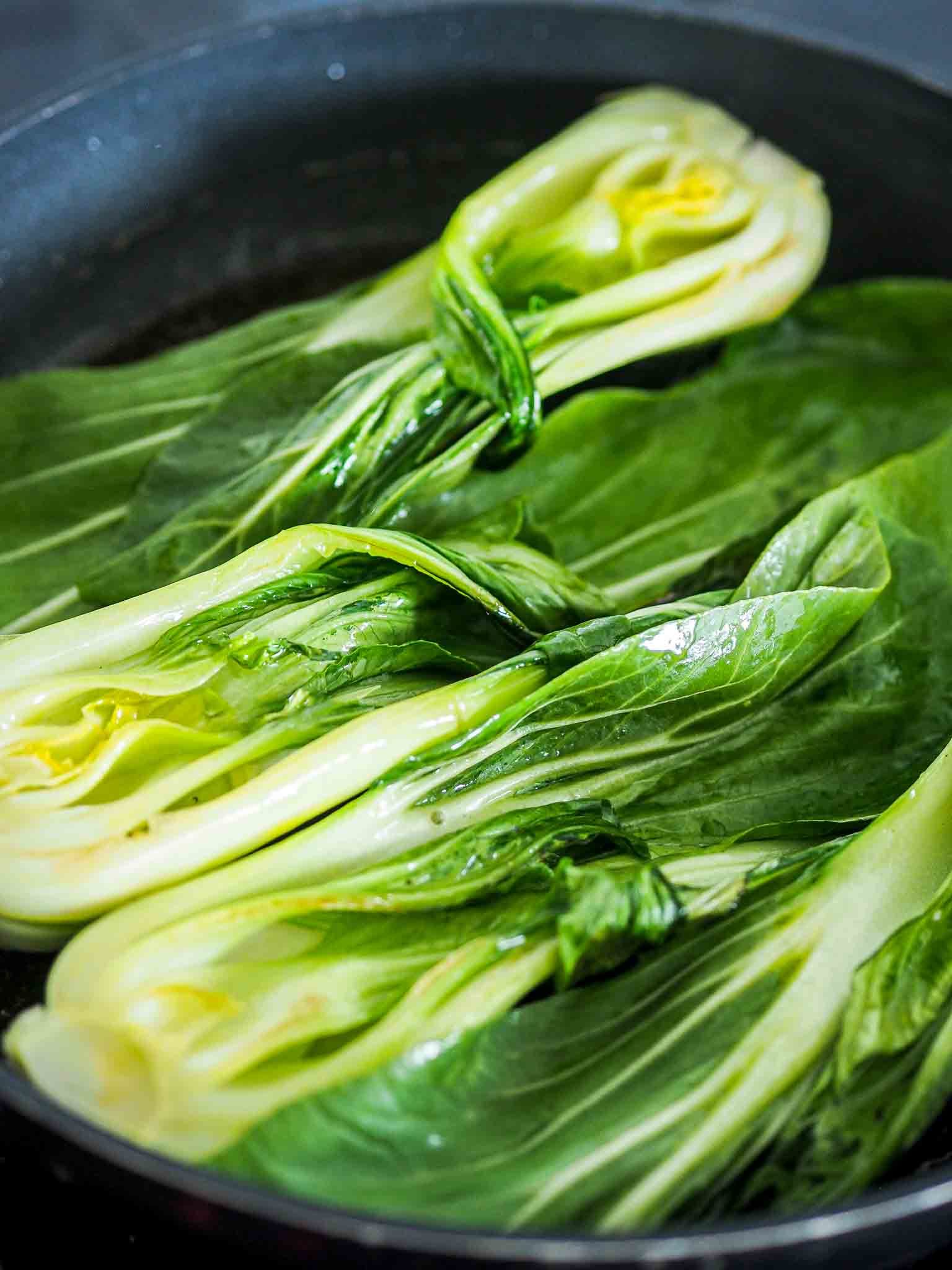 lynstegt pak choi asiatisk sauce