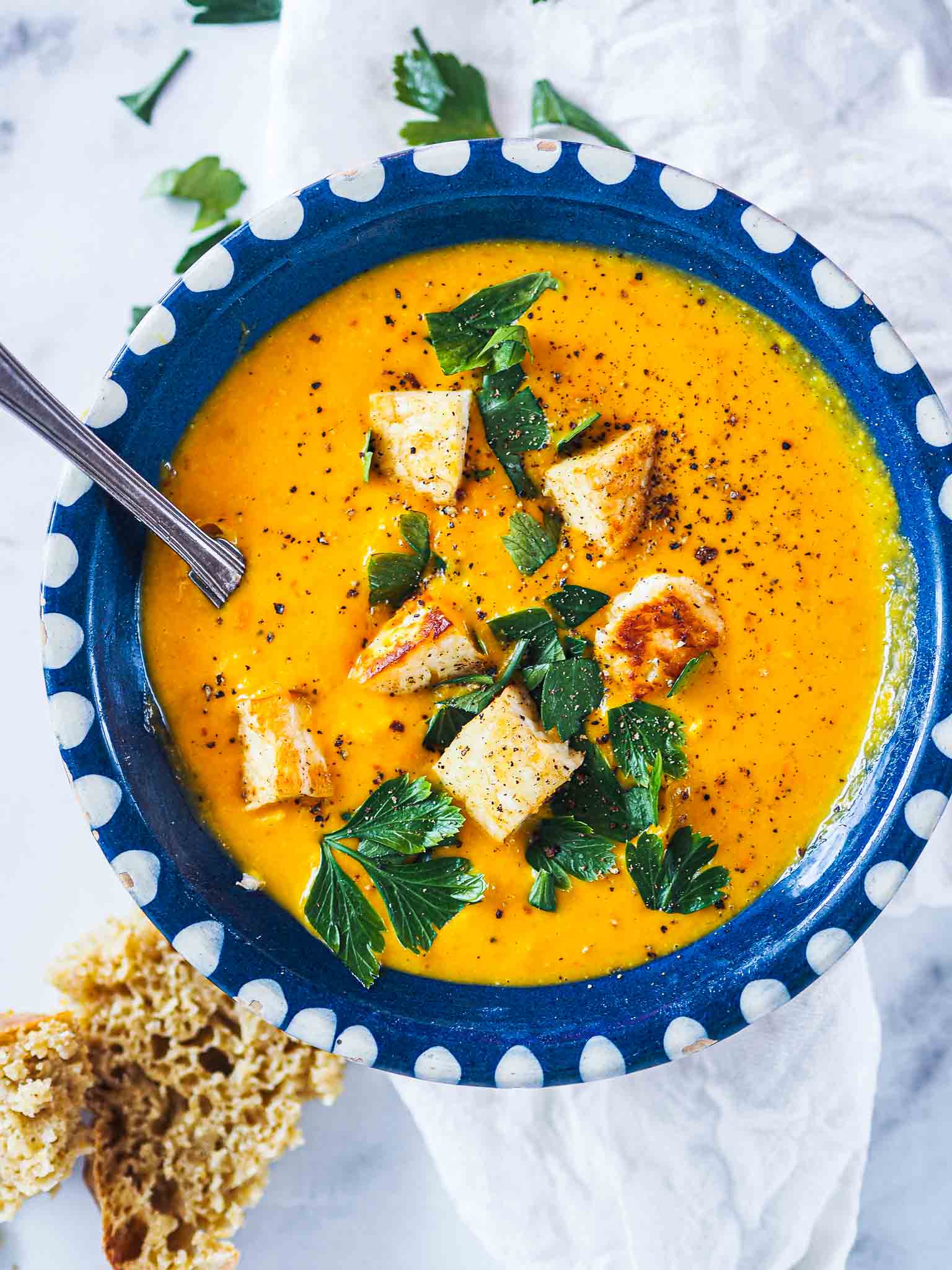 Græskarsuppe med karamelliseret hokkaido og halloumi topping