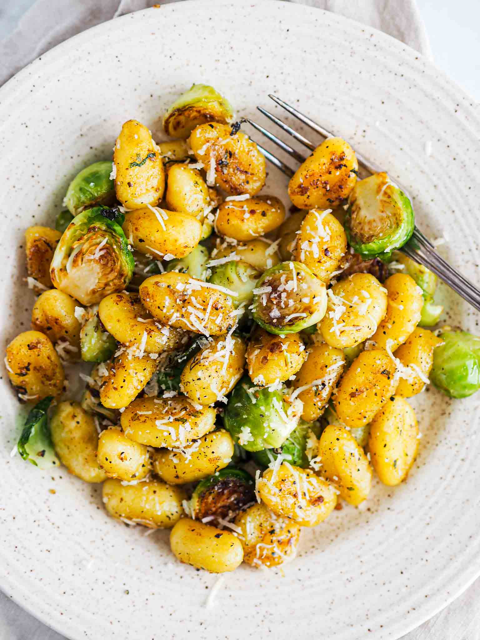 Vegetarisk gnocchi opskrift med rosenkål og brunet citronsmør