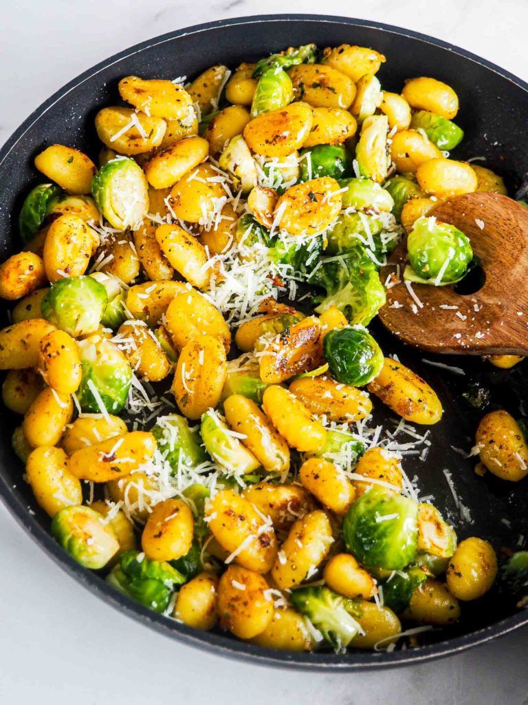 pandestegte gnocchi med brunet smør og rosenkål